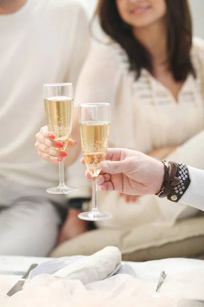 Champagner Toast Vorhanden Menschen Mit Einem Glas Champagner — Stockfoto