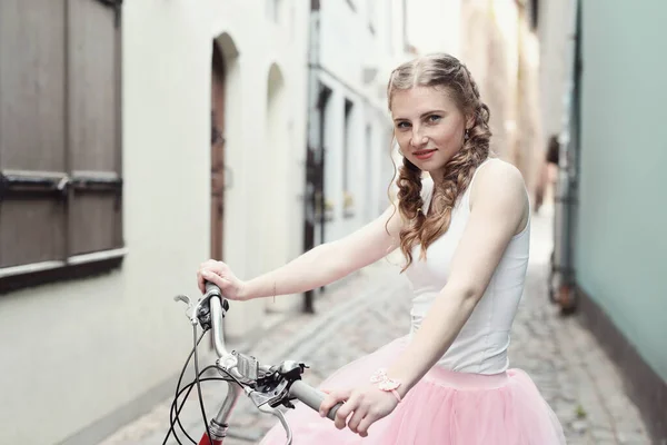 Sokak Dışarıda Bisikleti Olan Kadın — Stok fotoğraf