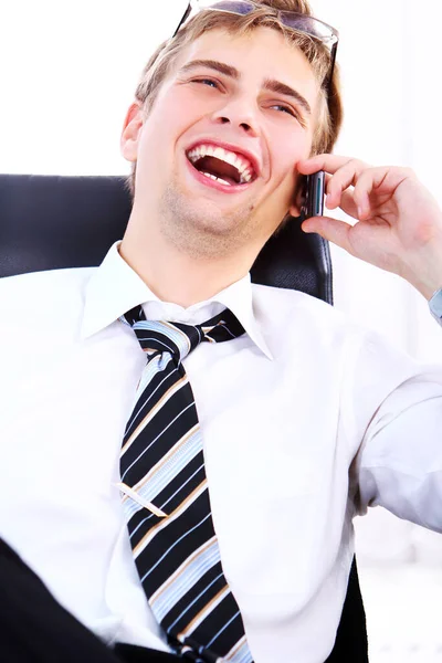 Homem Negócios Jovem Bem Sucedido Com Sorriso Usa Telefone Celular — Fotografia de Stock