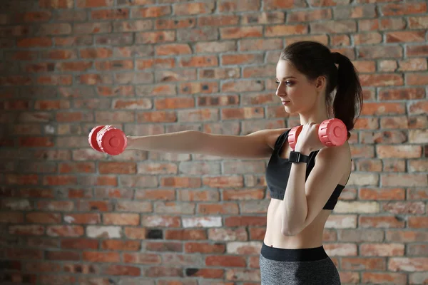 Portret Van Sportieve Jonge Vrouw Training Sportschool — Stockfoto