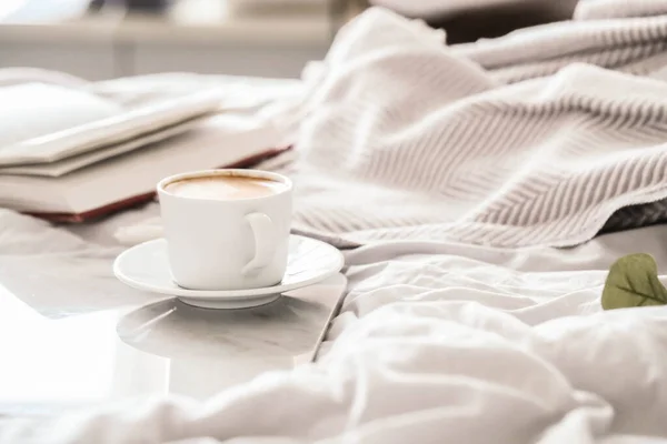 - Günaydın. Yatakta nefis kahvaltı.