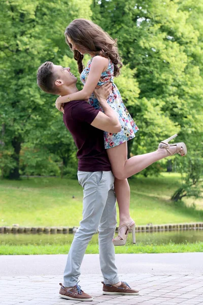 Parktaki sevimli, genç çift.