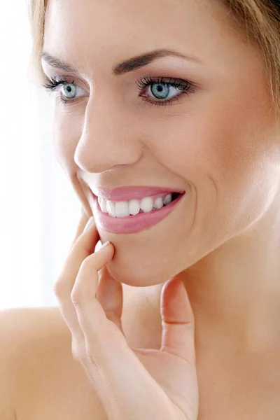 Atractiva Hermosa Mujer Con Amplia Sonrisa — Foto de Stock