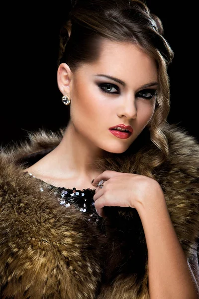 Geçmişe dönüş. Kürk giyen çekici bir kadın.