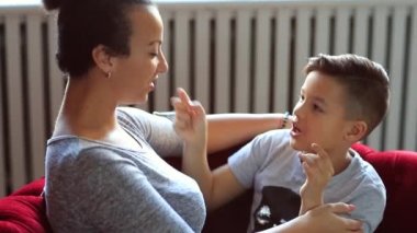 Evde oğlu olan sevgi dolu bir anne.