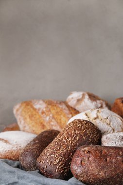 Ekmek somunu masada.