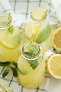 Limonata. Masada içecek bir şeyler var.