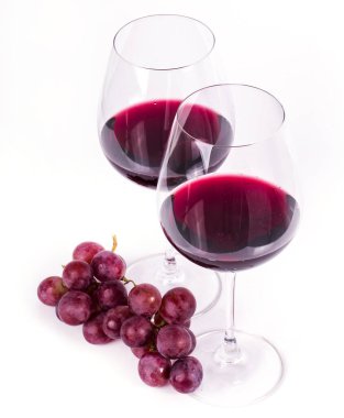 Beyaz arka planda kırmızı şarap