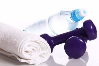 beyaz zemin üzerine bazı fitness öğeler