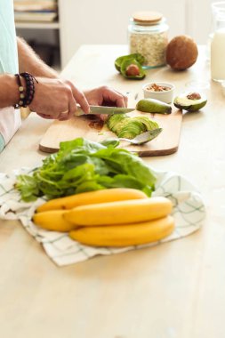 Mutfak. Mutfakta mavi önlüklü bir adam.