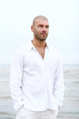 Sahilde çekici ve mutlu bir adam.