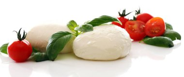 Taze ve lezzetli domates, fesleğen ve mozzarella.