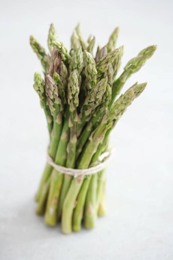 Sebzeler. Masada yeşil kuşkonmaz