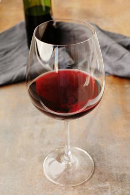 İçelim. Masada nefis şarap var.