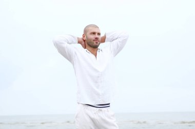 Sahilde çekici ve mutlu bir adam.