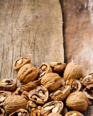 Kaçık. Tahta masada cevizler.