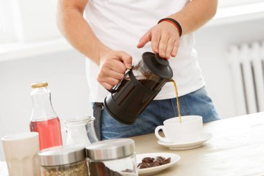 - Günaydın. Masanın yanındaki genç adam