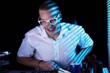 komik inek bardaklarda Internet gece dolaşır.