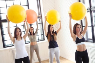 Spor. Kadınlar spor salonunda egzersiz yapar.