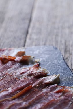 Masada çiğ pastırma var.