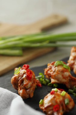 Yemek ve yemek. Kızarmış tavuk bacağı.