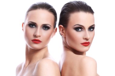 Beyaz arka plan üzerinde iki güzel kadın portresi