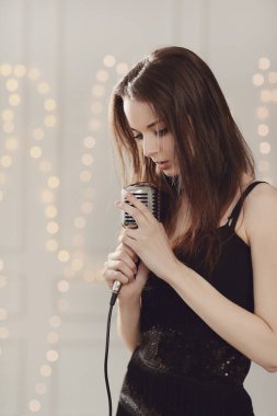 Performans. Mikrofonlu güzel bir şarkıcı.