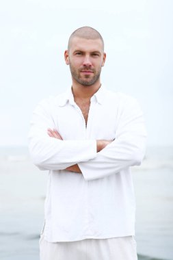 Sahilde çekici ve mutlu bir adam.