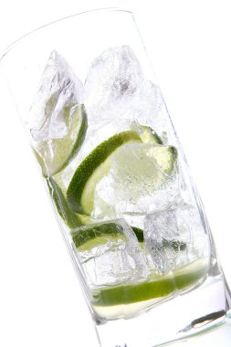 Buzlu ve limonlu bir bardak su.