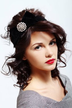 genç güzel kız saç broş ile potrait
