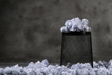 Kavram. Çöp tenekesinde buruşmuş kağıt