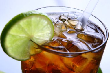 Limonlu taze buzlu çay bardağı.