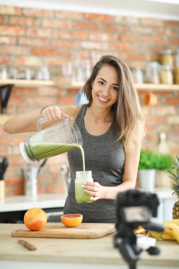 Mutfakta vlogger pişirir.