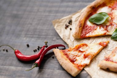 Yiyecekler. Masada nefis bir pizza