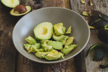 Bir tabakta nefis avokado