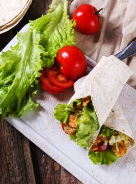 Yiyecekler. Tortilla masada.