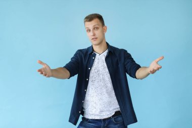 mavi bir arka plan üzerinde yakışıklı adam