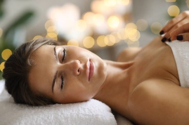 Güzellik. Kaplıcada güzel bir kadın