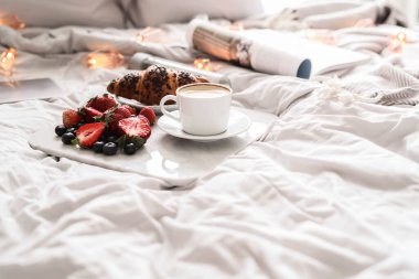 - Günaydın. Yatakta nefis kahvaltı.