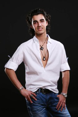 Siyah arka planda izole edilmiş genç ve çekici Latin çocuk.