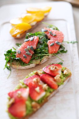 Yiyecekler. Masadaki tatlı sandviç.