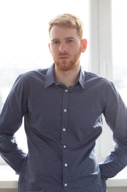 Mavi gömlekli yakışıklı adam.