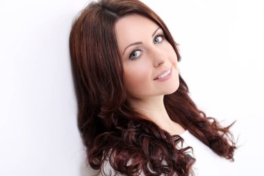 Beyaz arka planda gülümseyen tatlı bir kadın.