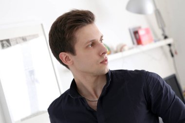 Yaşam tarzı. Evde çekici bir adam var.