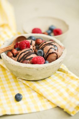 Tatlı. Masada nefis dondurma var.