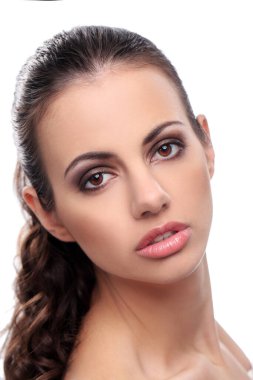 Beyaz arka planda sevimli, çekici bir kız.