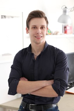 Yaşam tarzı. Evde çekici bir adam var.