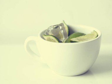 Citrus. Bardakta sulu limon