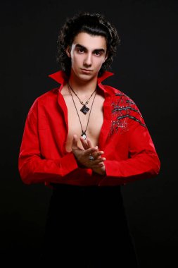 Siyah arka planda izole edilmiş genç ve çekici Latin çocuk.