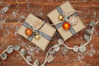 Noel hediyeleri masada.